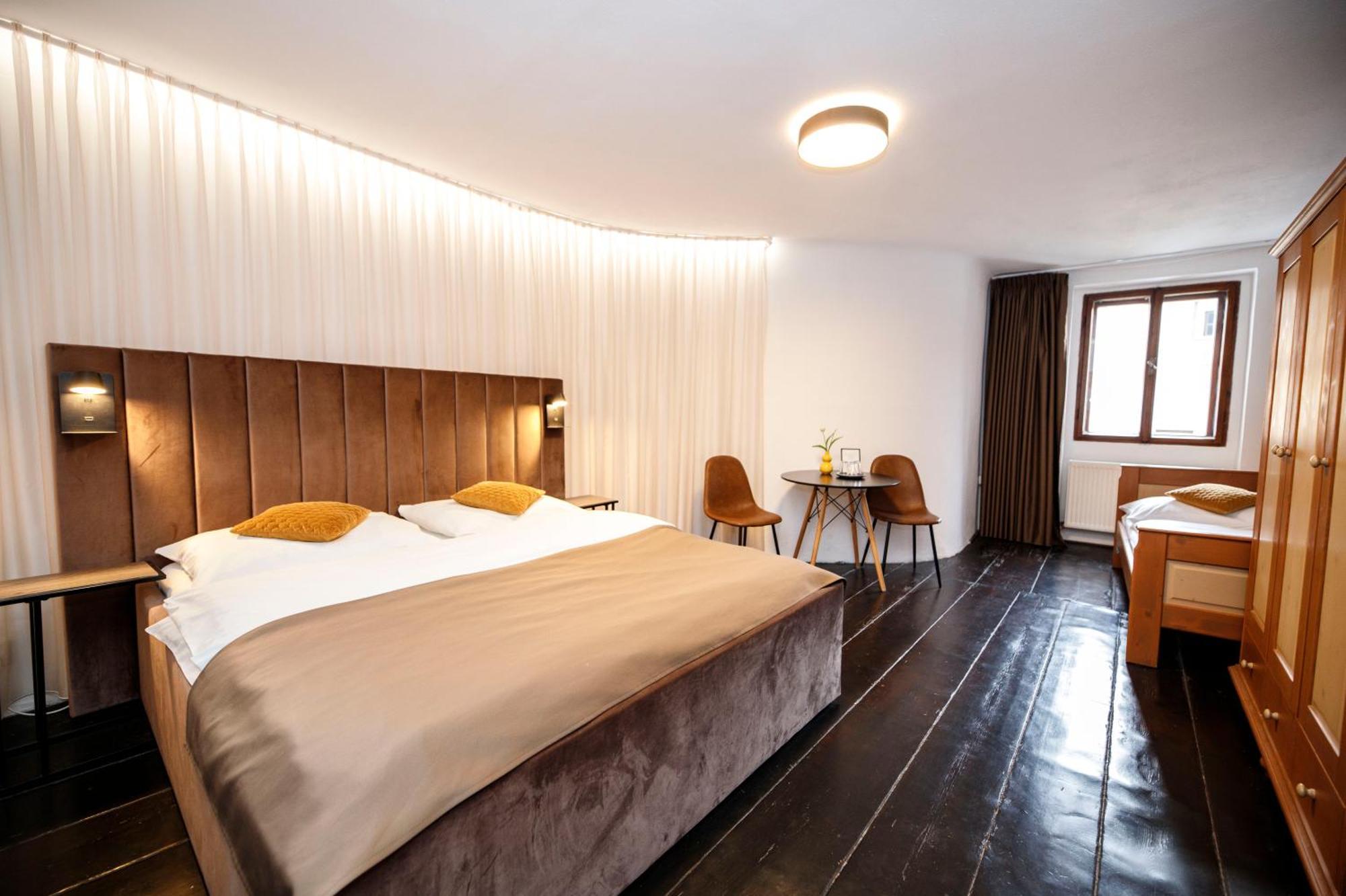 Hotel Svambersky Dum เชสกี้ครุมลอฟ ภายนอก รูปภาพ