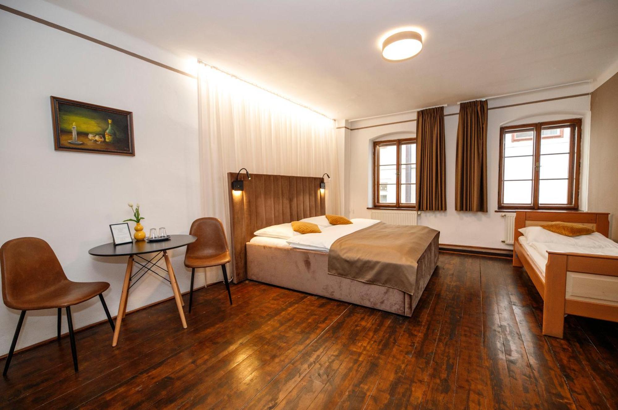 Hotel Svambersky Dum เชสกี้ครุมลอฟ ภายนอก รูปภาพ