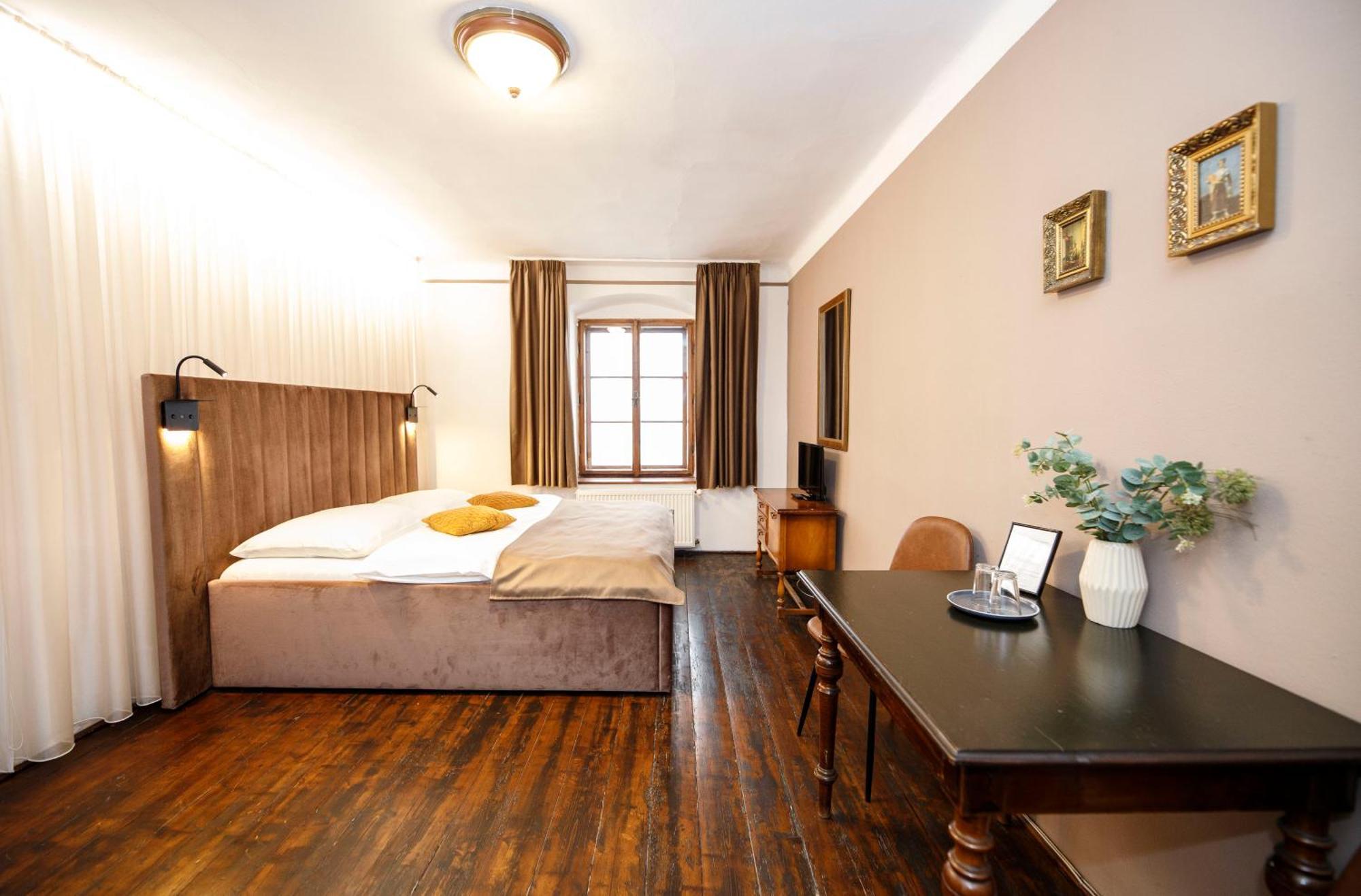 Hotel Svambersky Dum เชสกี้ครุมลอฟ ภายนอก รูปภาพ
